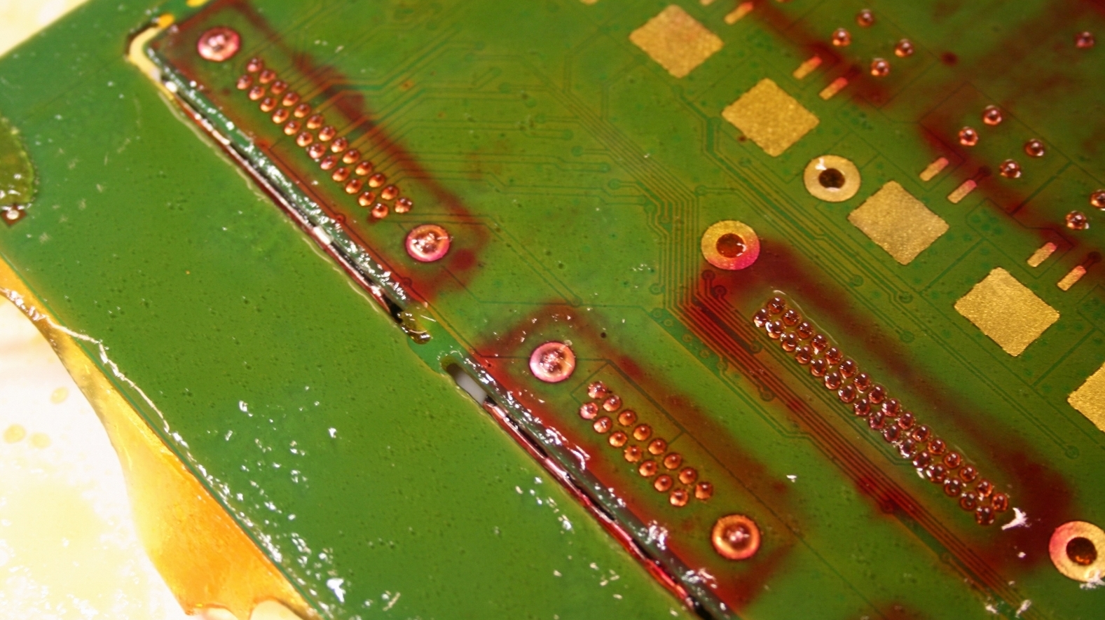 After selective wave soldering the temperature at stencil edges is not sufficient to decompose aggressive parts in the flux